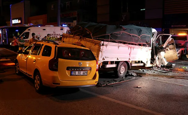 İzmir'de zincirleme kaza! 4 kişi yaralandı-1