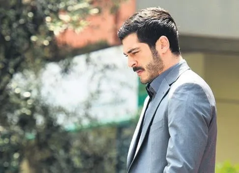 Defne Samyeli'nin 17 yaşındaki kızı Derin, liseyi bitirdi: Kıyafeti olay oldu-12