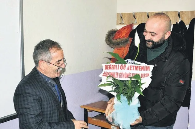 20 yıl önce 0,5 puanla bütünlemeye bırakan edebiyat öğretmene sürpriz kutlama