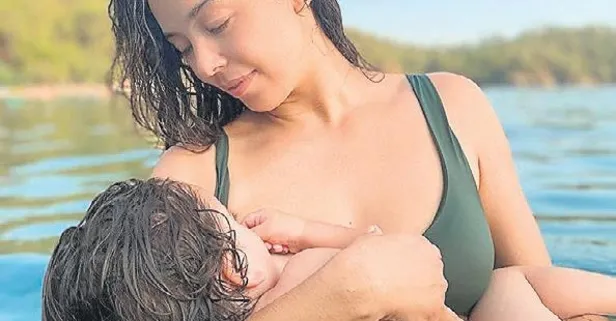 Azra Akın oğlu Demir'ke denizden poz verdi