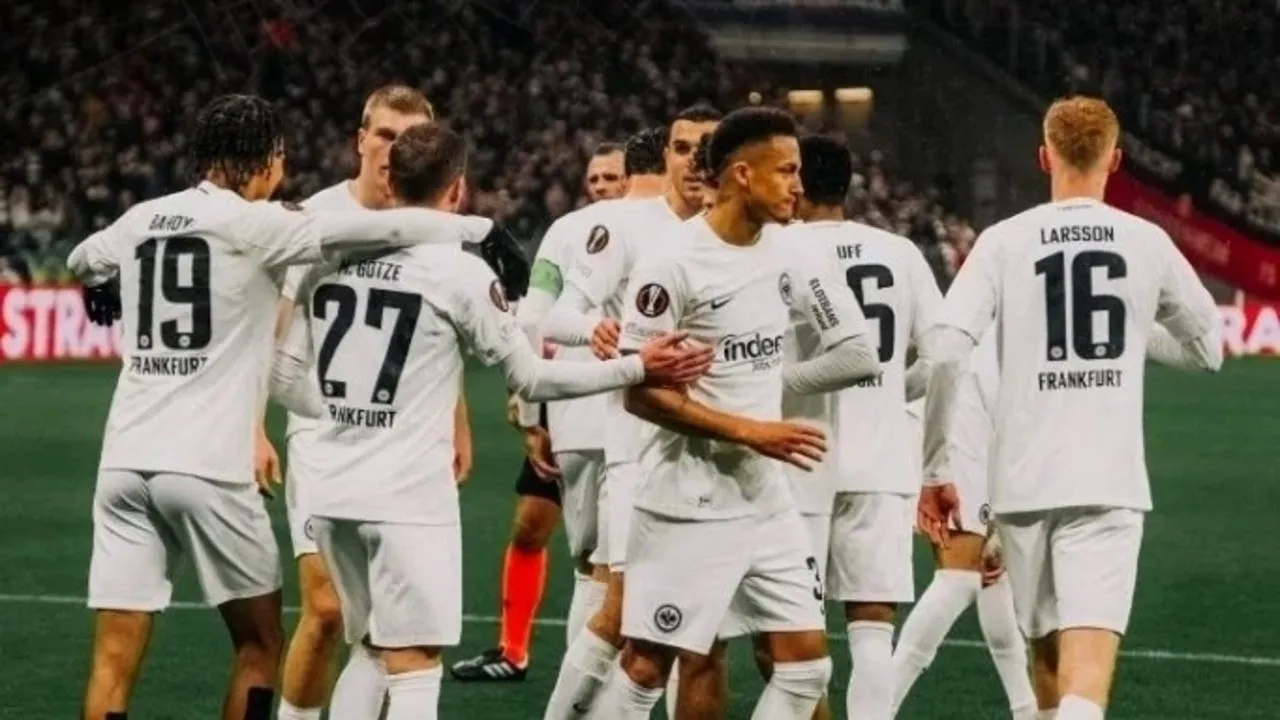 Farklı zaferle çeyrek final! Frankfurt - Ajax: 4-1 | MAÇ SONUCU