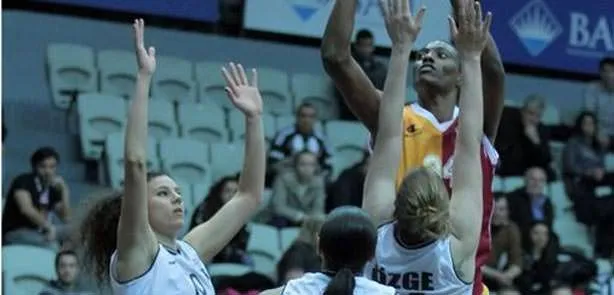 Dişi Aslanlar Kartal’ı ezdi