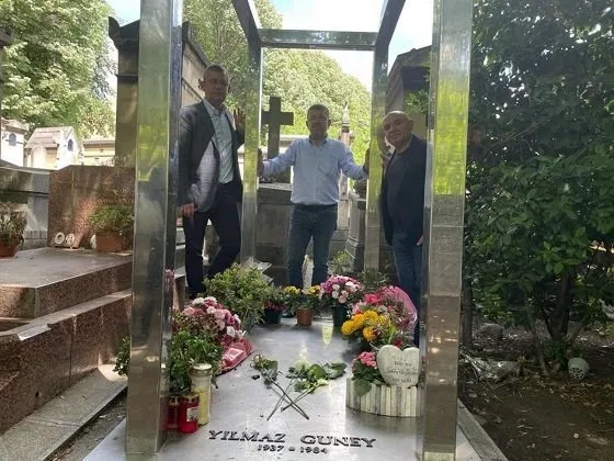 kemal-kilicdaroglu-ya-bana-katilin-ya-da-yolumdan-cekilin-demisti-ozgur-ozel-ve-veli-agbaba-miting-yerine-pari-1653226788861.jpg Kemal Kılıçdaroğlu 'Ya bana katılın ya da yolumdan çekilin' demişti! Özgür Özel ve Veli Ağbaba miting yerine Paris'e gitti-2