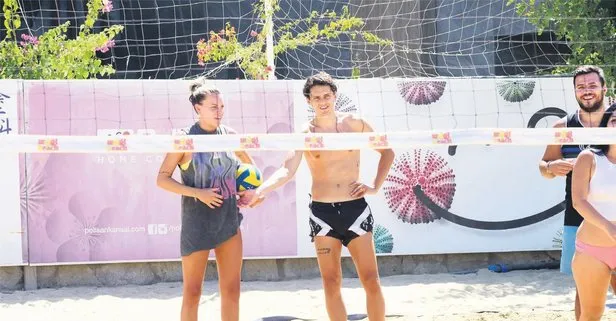 Enes Ünal ve hamile eşi Lisa Smellers plaj voleybolu ...