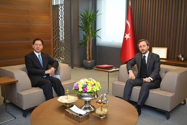 iletisim-baskani-fahrettin-altun-cinin-ankara-buyukelcisi-liu-shaobin-ile-gorustu-1613753109907.jpeg İletişim Başkanı Fahrettin Altun, Çin'in Ankara Büyükelçisi Liu Shaobin ile görüştü-1