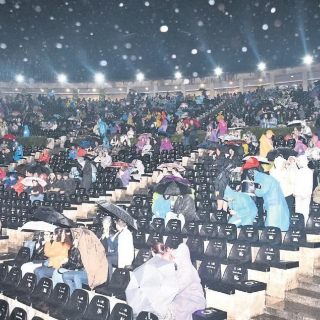 Şimşekler altında konser