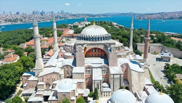 sozcunun-ayasofya-camiinin-acilisina-hakaret-eden-haberine-dava-acildi-6-aydan-1-yila-kadar-hapis-talebi-1622705343041.jpg Sözcü'nün Ayasofya Camii'ne hakaret eden haberine dava açıldı: 6 aydan 1 yıla kadar hapis talebi-6