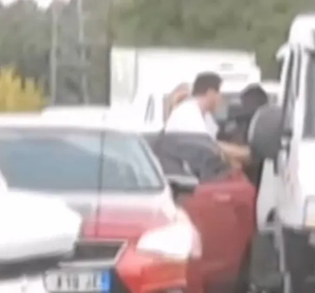 beykozda-suruculerin-yumruklu-kavgasi-kamerada-camdan-cikip-saldirdi-1665642739089.jpg Beykoz'da sürücülerin yumruklu kavgası kamerada! Camdan çıkıp saldırdı-3