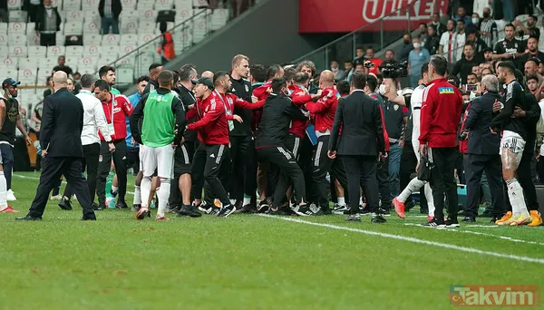Beşiktaş, Adana Demirspor maçının bitiş düdüğüyle ortalık savaş alanına döndü! Balotelli o hareketi yapınca... - 14