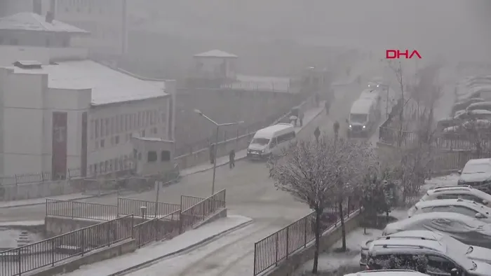 -yuksekova-haber-son-dakika-kar-kalinligi-30-santimetreye-ulasti-1702490336609.jpg