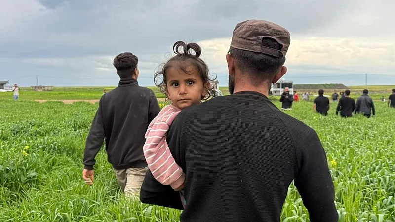 diyarbakirda-kaybolan-3-yasindaki-yazgul-tarlada-uyurken-bulundu-1777386132405.jpeg Diyarbakır'da kaybolan 3 yaşındaki Yazgül tarlada uyurken bulundu-3