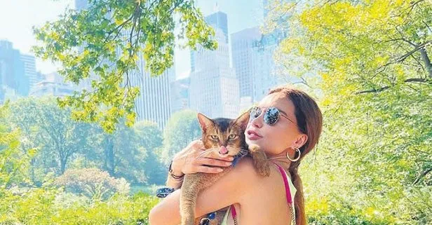 Amerikalı Tomm! Ünlü model Ebru Şallı, New York sokaklarını kedisiyle gezdi