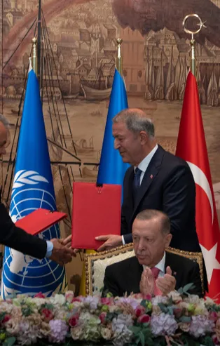 Dünya Türkiye'deki tarihi imzayı konuşuyor! Son dakika olarak geçip manşetlere taşıdılar