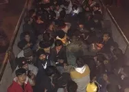 Dur ihtarına uymayan kamyondan 69 düzensiz göçmen çıktı