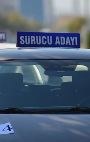 Ehliyet alacaklar için yeni dönem başlıyor: Direksiyon önce emniyet kemeri simülasyonu