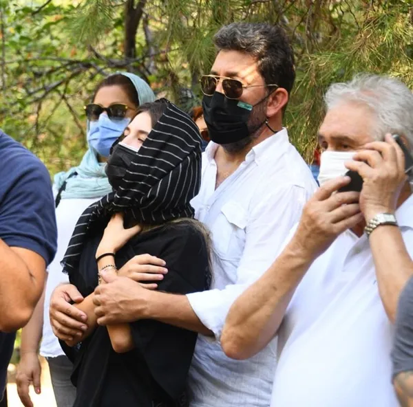 emine-unun-en-aci-gunu-annesinin-cenazesinde-ayakta-durmakta-zorlandi-1629825190630.jpg Emine Ün’ün en acı günü! Annesinin cenazesinde ayakta durmakta zorlandı-6
