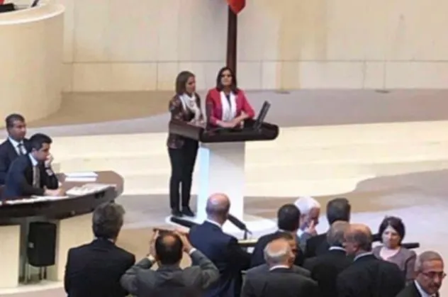 HDP'li vekiller Meclis kürsüsünü işgal ettiler!
