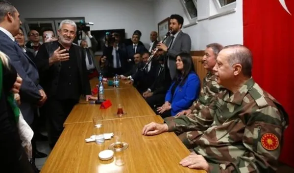 Hamza Yerlikaya ve Yavuz Bingöl, Cumhurbaşkanı Erdoğan ve Mehmetçikler için 'Bil Oğlum' türküsünü söyledi-2