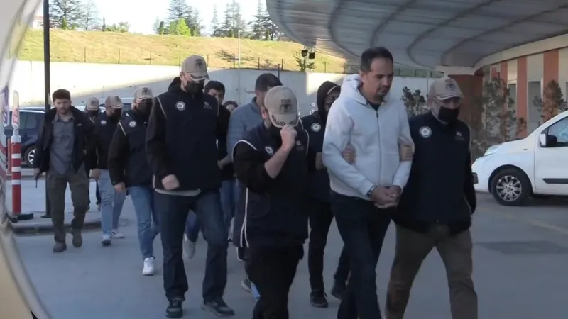 62-ilde-es-zamanli-operasyon-544-gozalti-feto-kiskaca-alindi-devletin-kademelerine-sokulmak-istenen-kriptolar-1715680577807.jpeg 62 ilde eş zamanlı operasyon, 544 gözaltı! FETÖ 'Kıskaç'a alındı: Devletin kademelerine sokulmak istenen kriptolar paketlendi-2