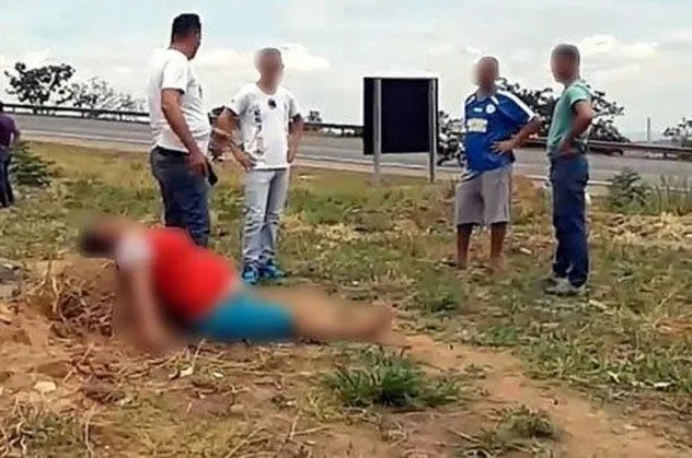 Kadının karnını keserek bebeğini çaldılar