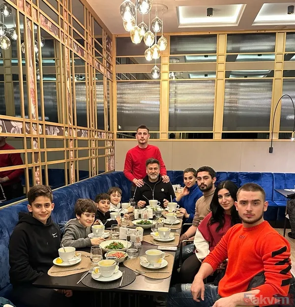 9 çocuk babası İzzet Yıldızhan’dan 25 yıllık eşiyle sürpriz kare: Yenge tam esmer güzeli! - 13