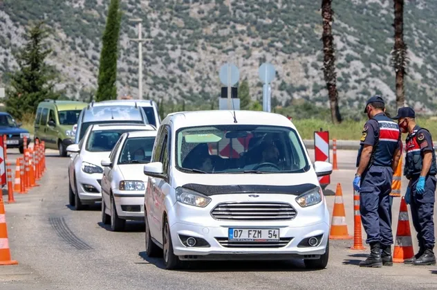 Sokağa çıkma kısıtlamasının ardından Antalya girişinde uzun araç kuyruğu
