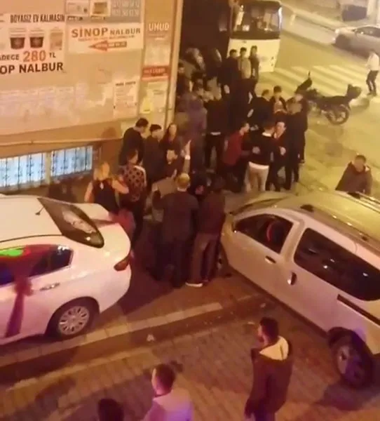 esenyurtta-taki-kavgasinda-ortalik-savas-alanina-dondu-gelin-dugunu-birakti-kavga-ayirdi-1638772120981.jpg Esenyurt’ta takı kavgasında ortalık savaş alanına döndü! Gelin düğünü bıraktı kavga ayırdı-1