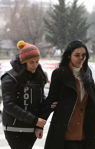 Bolu’da, 3 kilo 894 gram esrarla yakalanan kadın gözaltına alınırken utanmadan sırıttı