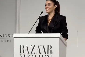 “Yılın Dijital Yıldızı” ödülünü alan Hande Erçel, tarzıyla göz kamaştırdı! 