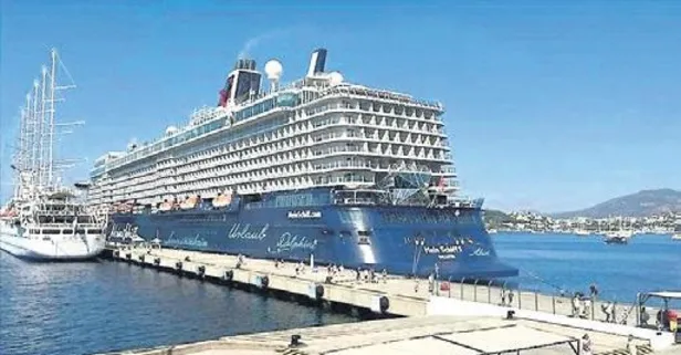 Bodrum'a iki gemi dolusu turist