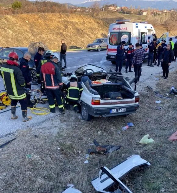 kutahyada-feci-kaza-1-kisi-vefat-etti-3-yarali-1679767186400.jpg