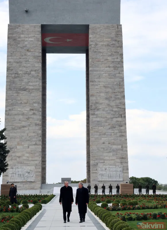 Şehitlere vefa... Başkan Erdoğan, Çanakkale'de şehitliklere karanfil bıraktı - 17