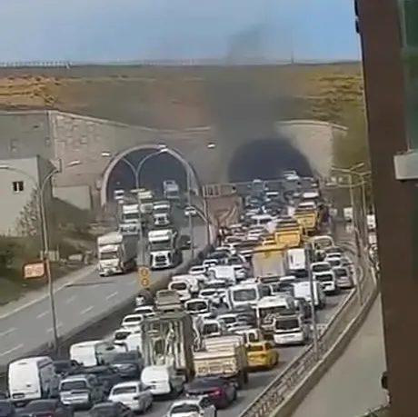 Havalimanına giden yolda trafik durdu