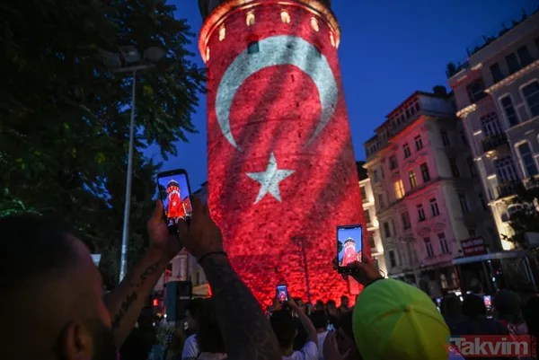 15 Temmuz'un aziz şehitleri unutulmuyor! Fotoğrafları Galata Kulesi'ne yansıtıldı - 2