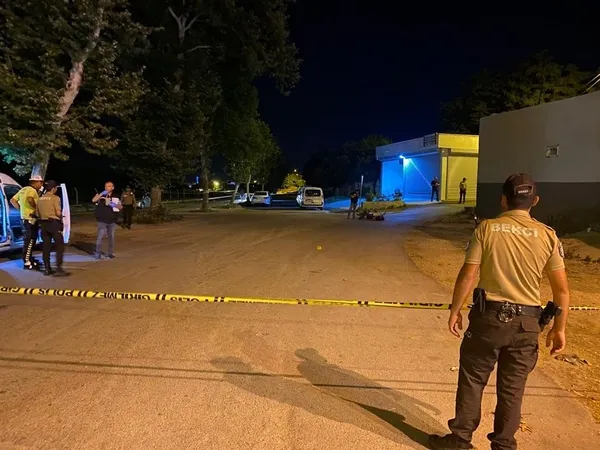 sokakta-cikan-silahli-catismada-yoldan-gecerken-vurulan-5-kisiden-1i-oldu-1687489878789.jpg Sokakta çıkan silahlı çatışmada yoldan geçerken vurulan 5 kişiden 1'i öldü-6