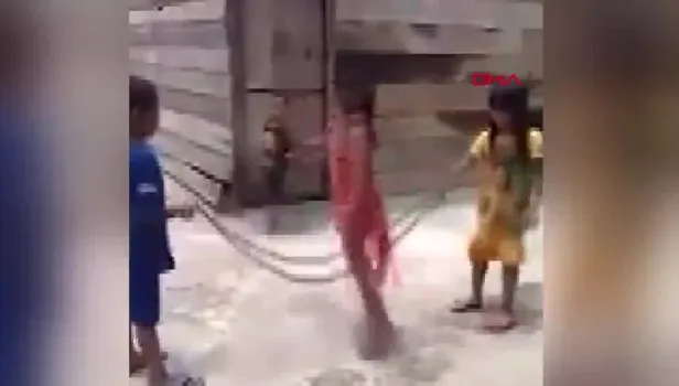 Vietnam’da bir grup çocuk ölü yılanla ip atlama oyunu oynadı