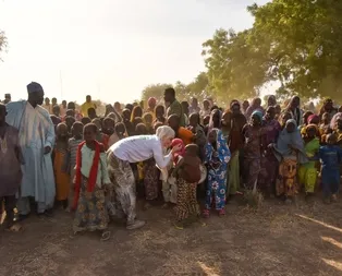 Gamze Özçelik, Umuda Koşanlar Derneği gönüllüleri ile birlikte Kamerunda su kuyuları açtı