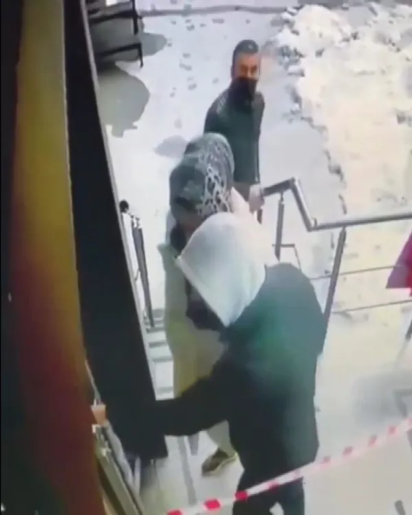 yuzsuz-hirsiz-umraniyede-yanindan-gecenlere-aldiris-etmeden-merdiven-korkuluklarini-caldi-1647418104989.jpg Yüzsüz hırsız! Ümraniye'de yanından geçenlere aldırış etmeden merdiven korkuluklarını çaldı-5