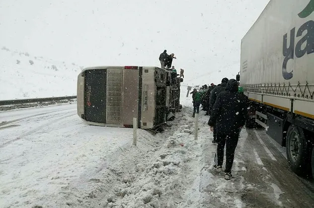 Bursaspor taraftarlarını taşıyan otobüs Erzurum'a giderken devrildi