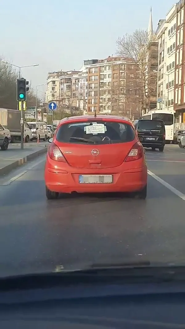 istanbulda-bir-kadin-surucu-aracina-acemiyim-lutfen-sikistirmayin-ogreniyorum-yazip-trafige-cikti-1644217544612.jpg
