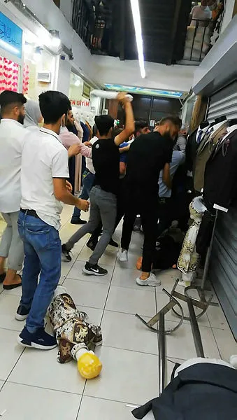 Eminönü'nde esnaf kavgası! Ortalık savaş alanına döndü