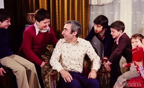 Yeşilçam'da Münir Özkul ve Adile Naşit'in efsane filmi Neşeli Günler'de inanılmaz hata! Filmin ortasında set çalışanının... - 5