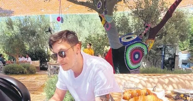 Arsenalli yıldız Mesut Özil ile oyuncu Amine Gülşe kızları Eda’yla Çeşme tatilinde