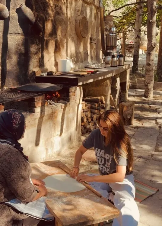 burcu-ozberk-kapadokyada-oklavayi-eline-alip-yufka-acti-1787123868362.jpg 10 parmağında 10 marifet: Burcu Özberk Kapadokya'da oklavayı eline alıp yufka açtı!-3