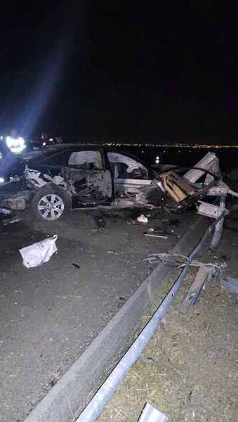 Manisa'da otomobil bariyerlere çarptı: 4 ağır yaralı