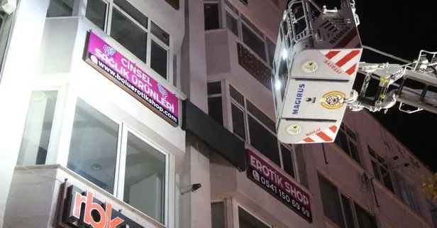 Bolu’da, iki öğrencinin açtığı ruhsatsız ’Erotik Shop’, tabelası indirilerek işyeri mühürlendi