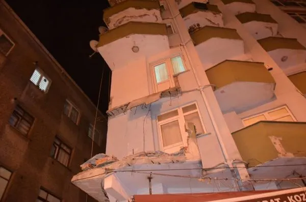Avcılar'da gece yarısı korkutan olay: 42 yıllık binanın iki balkonu çöktü-3