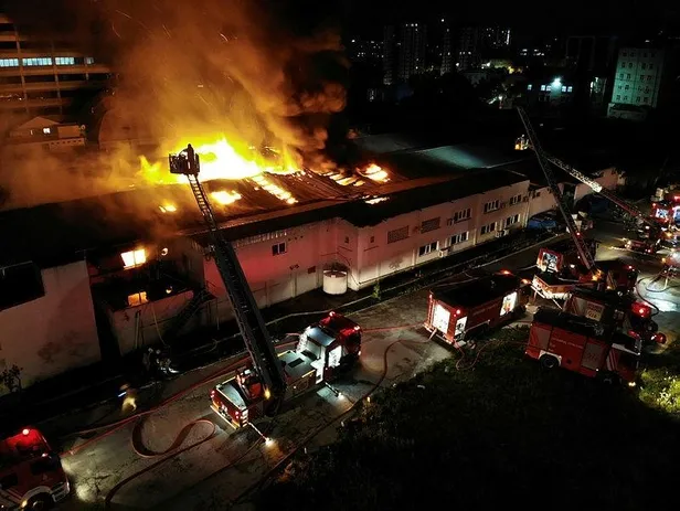 istanbul-kucukcekmecede-kagit-ambalaj-fabrikasinda-korkutan-yangin-1623882096018.jpeg İstanbul Küçükçekmece'de kağıt ambalaj fabrikasında korkutan yangın!-2