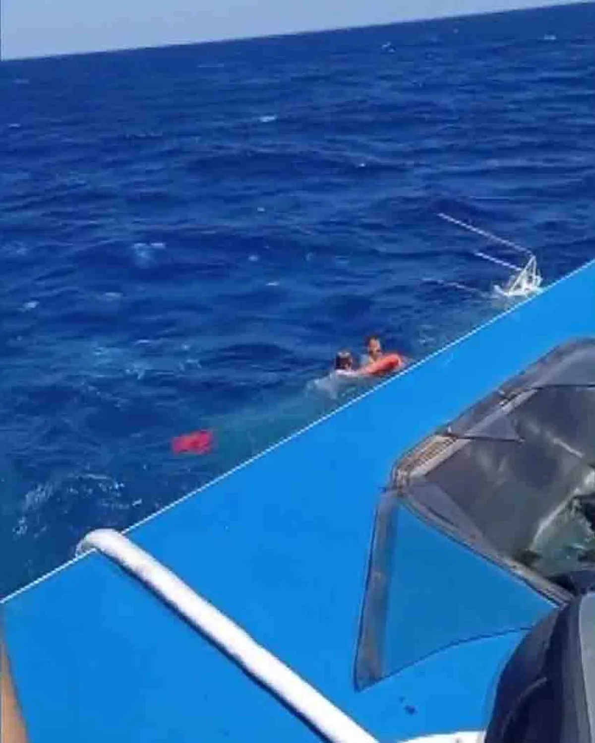1788149639747.jpeg Girne'de batan gemiden sağ kurtulan yolcudan kan donduran iddia: "Üzerimize kapıları kilitlediler"-4