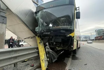 Bursa'da bariyere çarpan halk otobüsündeki 5 kişi yaralandı